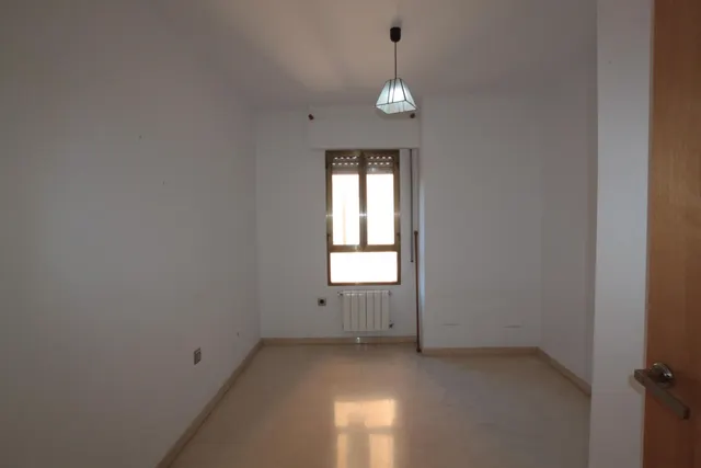 Piso en alquiler junto al Palacio de Congresos, 4 dormitorios, 2 baños — 24