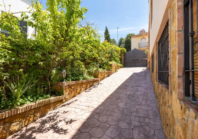 Chalet independiente con piscina privada en Barrio de Monachil – Vistas espectaculares y gran parcela. — 5