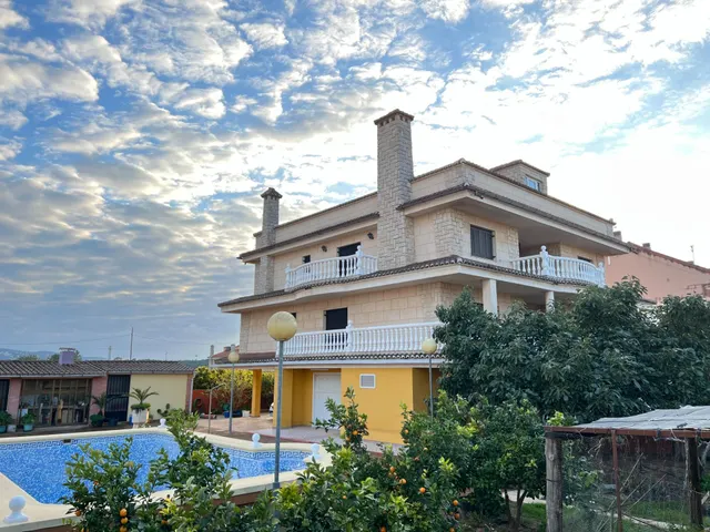 ESPETACULAR  CASA/CHALET A SOLO 8 KM DE CULLERA , CON AMPLIA PARCELA, FRUTALES Y PISCINA. — 2