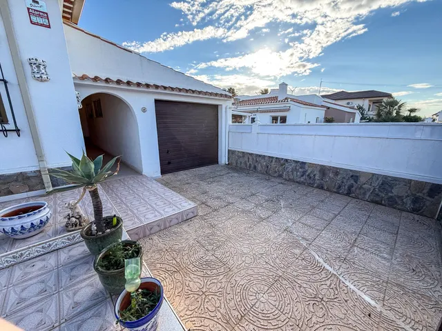 Amplio chalet pareado en El Chaparral — 4 dormitorios, 4 baños, piscina privada y gran parcela — 2