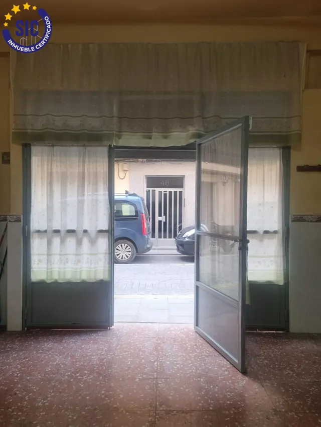 LOCAL COMERCIAL EN PROCESO DE CAMBIO A VIVIENDA CON PLAZA DE GARAJE — 27