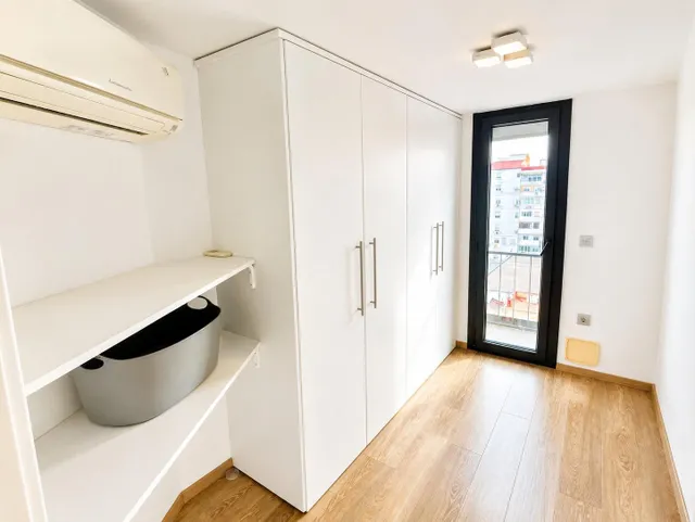 Piso único en Ruzafa con suite, bañera y techos altos. — 19