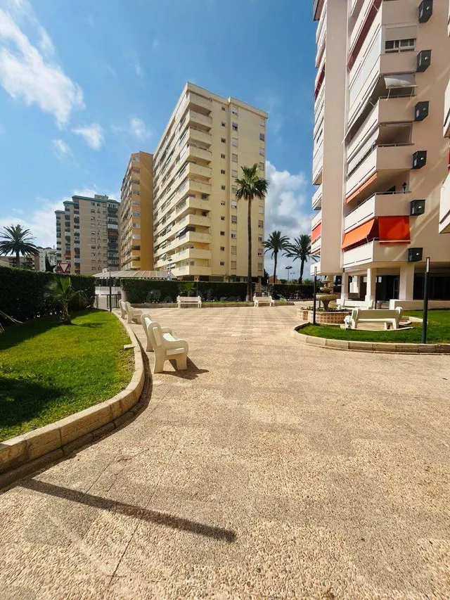 Tu Refugio Frente al Mar en Mareny Blau: Piso Alto con Vista - foto 5