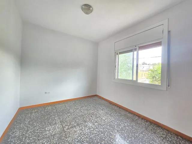 ¡Oportunidad única en Canyelles! Casa independiente con gran terreno llano en la entrada de la Urb. Les Palmeres — 13