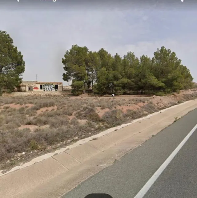 TERRENO CON CASA DE ALBERGUE EN VILLENA — 2