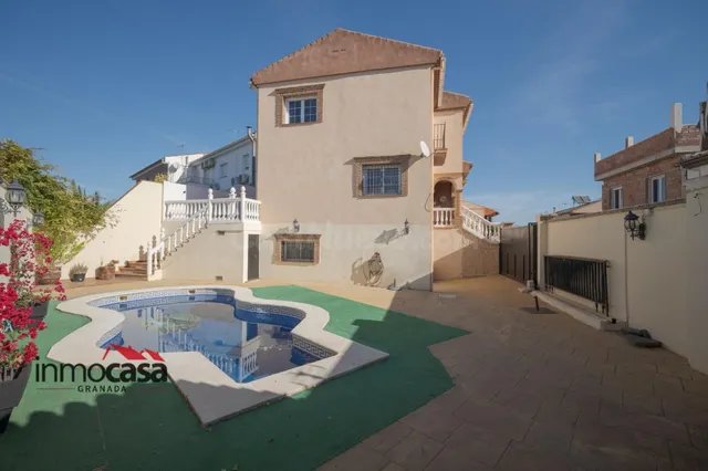 ESPECTACULAR VIVIENDA PAREADA CON PISCINA Y AMPLIO PATIO EN 