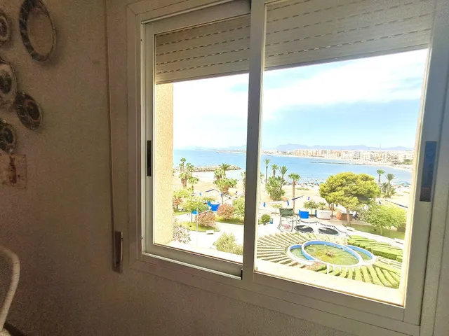 Piso de 4 dormitorios en primera línea de La Colonia con espectaculares vistas a la playa — 37