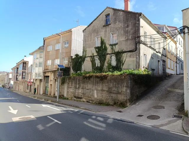 CASA, compuesto de sótano + bajo + 2 plantas + bajo cubierta