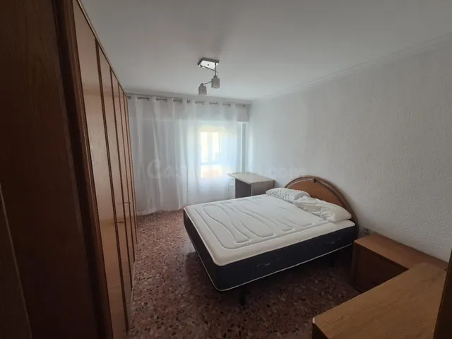 AMPLIO PISO EN ALQUILER PARA ESTUDIANTES ZONA ENSANCHE-VILLA - foto 4