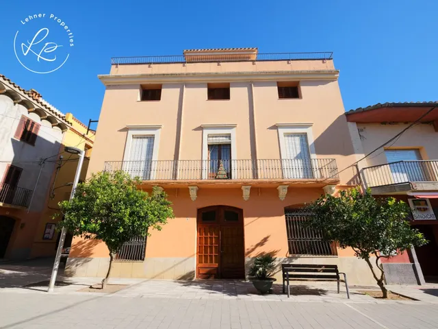 Edificio en venta en Garriguella - foto 2