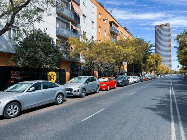 Exclusivo local en la Ronda de Triana - foto 2