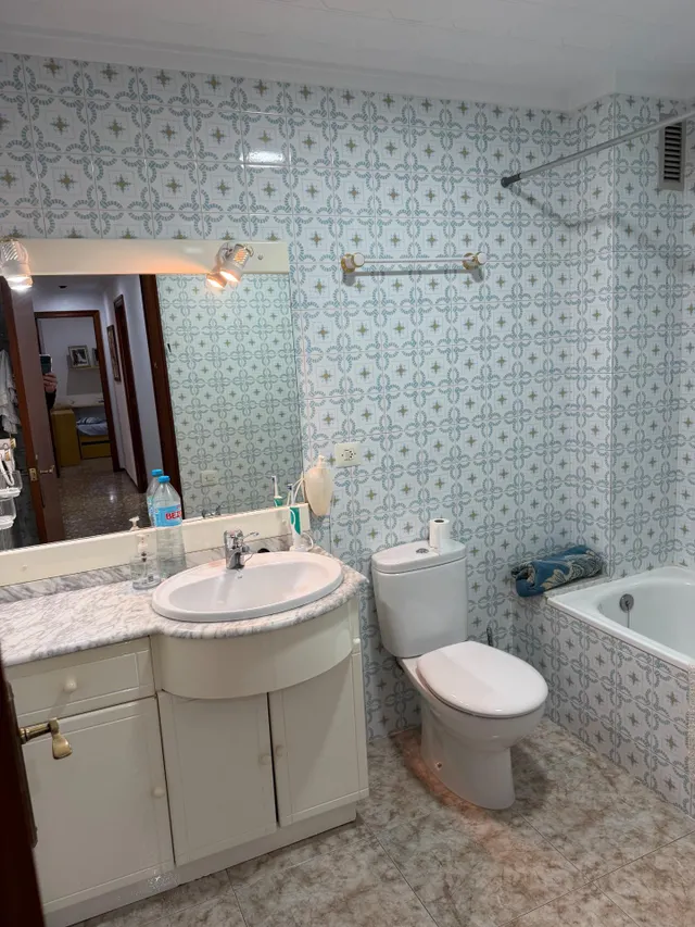 Piso con ascensor, 4 dormitorios, 2 baños, cocina 19 m2 con patio pisable, salon comedor, tres piezas a la calle. — 27