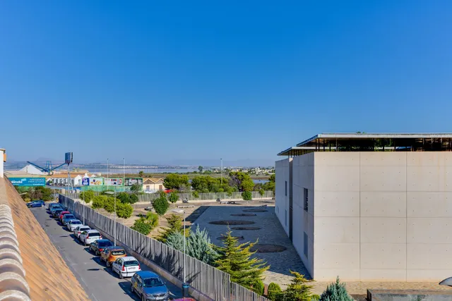 Ático con terraza, garaje y piscina a 250 metros del mar — 45