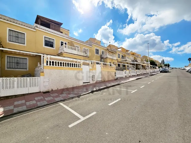 Adosado de 3 dormitorios con solárium, parking y piscina comunitaria en Monte y Mar — 2