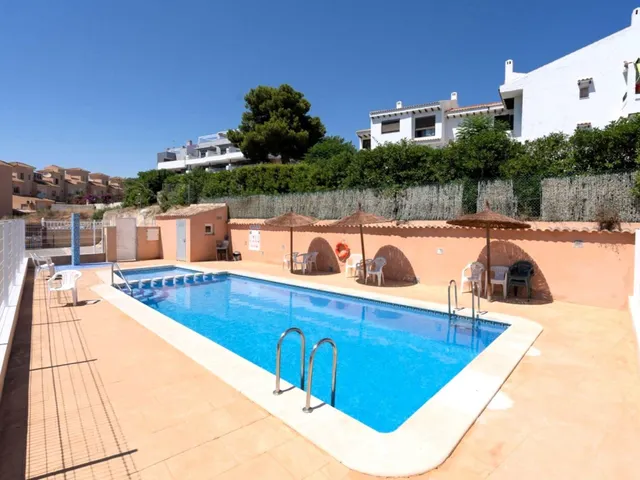 Casa adosada reformada y espaciosa de tres plantas (86 m2) con 3 dormitorios, 2 baños y 1 aseo. Terraza frente, piscina comunitaria, cerca del La Zenia Boulevard y a tan solo 650 m de Playa Flamenca — 32
