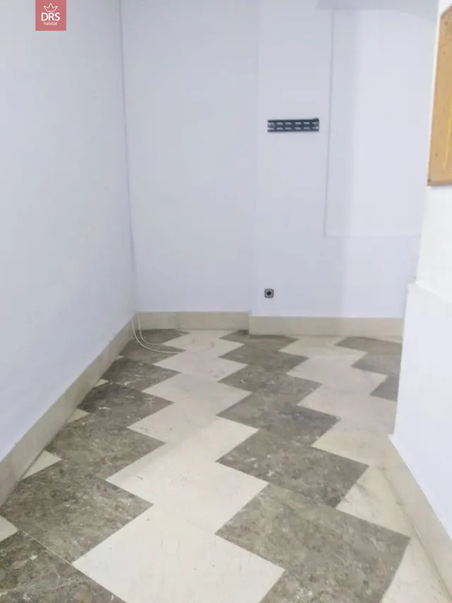 LOCAL COMERCIAL EN CALLE MARQUES DE VILLORES NUM 22 — 4