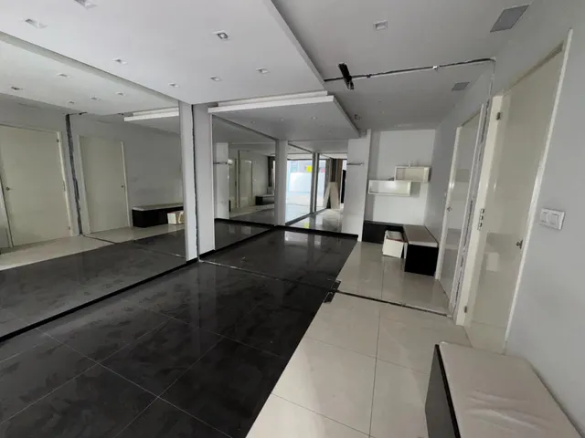 VENTA: Amplio Local Comercial en el Corazón de Ponferrada — 7