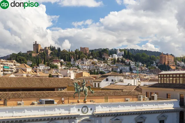 GRAN PISO EN PLAZA DEL CARMEN FRENTE AL AYUNTAMIENTO. — 39