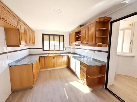 VIVIENDA ESQUINERA MUY LUMINOSA Y TODO EXTERIOR EN PETRER