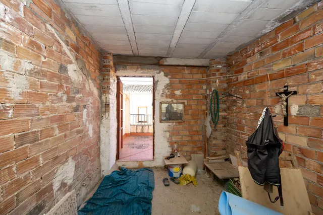 Casa para reformar en el centro de Lanjarón con gran potencial de inversión — 46