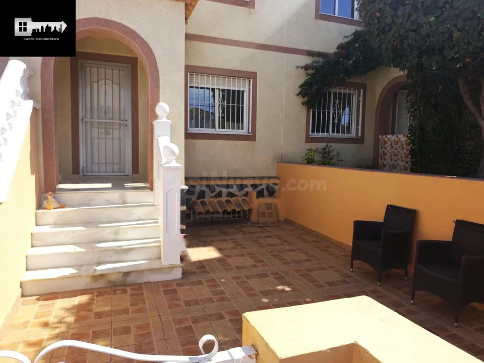 Bungalow pareado con dos terraza, solárium y sótano en Gran Alacant.