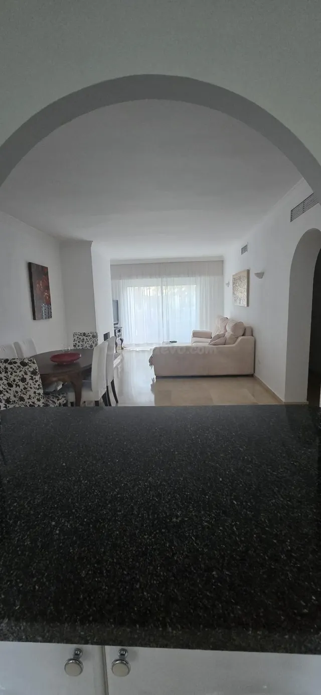 Piso amplio y luminoso de tres dormitorios en primera línea  - foto 3