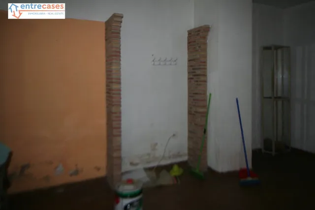 LOCAL EN ZONA COMERCIAL, TODO DIÁFANO, CON ALTILLO, MUY CERCA DEL CENTRO. — 6