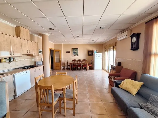 Casa familiar en el centro de Pinoso con gran garaje y potencial de negocio | ¡Solo 780 €/m2! — 14