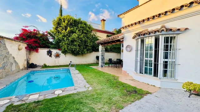 Chalet independiente con piscina, jardín y aparcamiento privado — 6