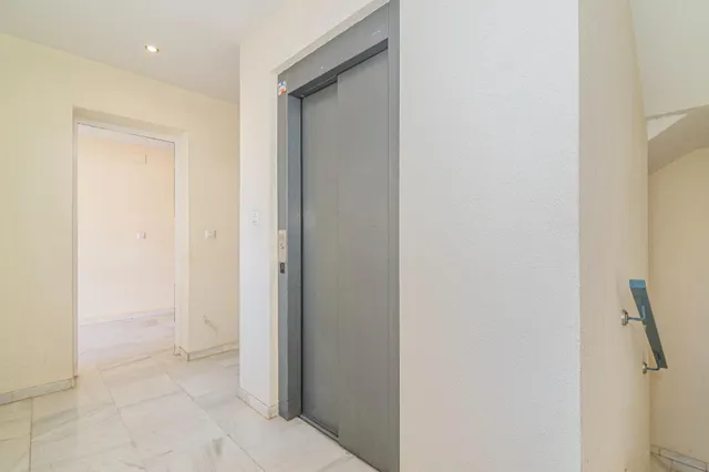 Oportunidad para inversores o compradores sin necesidad de ocupación inmediata. La vivienda se vende con alquiler garantizado. — 32