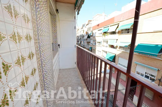 Alto, luminoso y exterior con balcón — 12