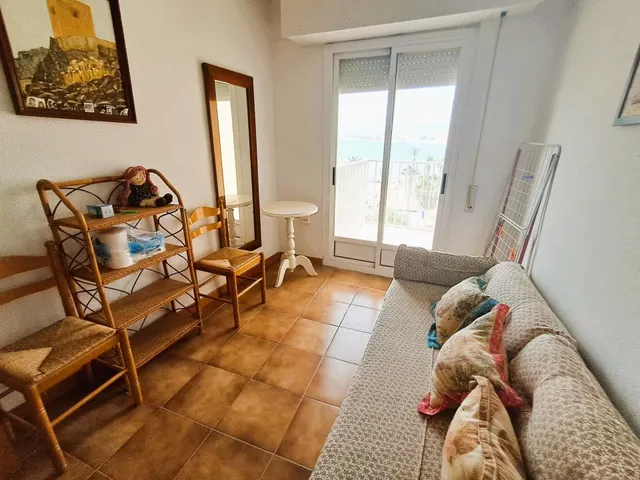 Piso de 4 dormitorios en primera línea de La Colonia con espectaculares vistas a la playa — 32