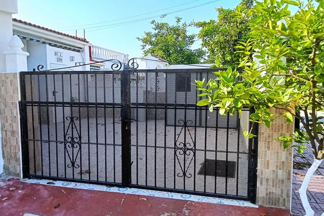 Bungalow reformado con 2 dormitorios, 1 baño y una amplia terraza frontal. Zona tranquila cerca de colegios y con buenas conexiones de transporte público. — 29