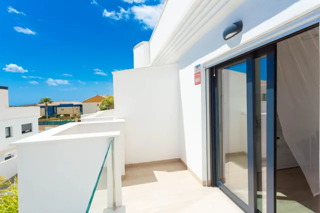 VIVIENDA ADOSADA A ESTRENAR — 32