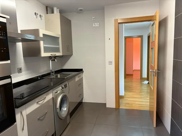 SE VENDE APARTAMENTO SEMINUEVO EN VALENCIA DE DON JUAN, COCINA AMUEBLADA, 2 HAB., SALÓN,  2 BAÑOS, TRASTERO, ASCENSOR Y PLAZA DE GARAJE. — 3