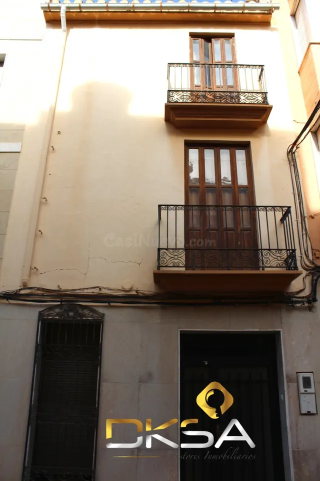CASA CÉNTRICA Y AMPLIA, POSIBILIDAD DE 2 CASAS JUNTAS