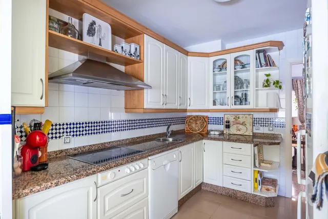 Vive en Simón Verde: Casa pareada con patio, garaje cubierto, piscina y el metro a un paso. — 21