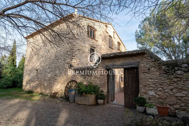 Masía de piedra con jardín en Valls — 6