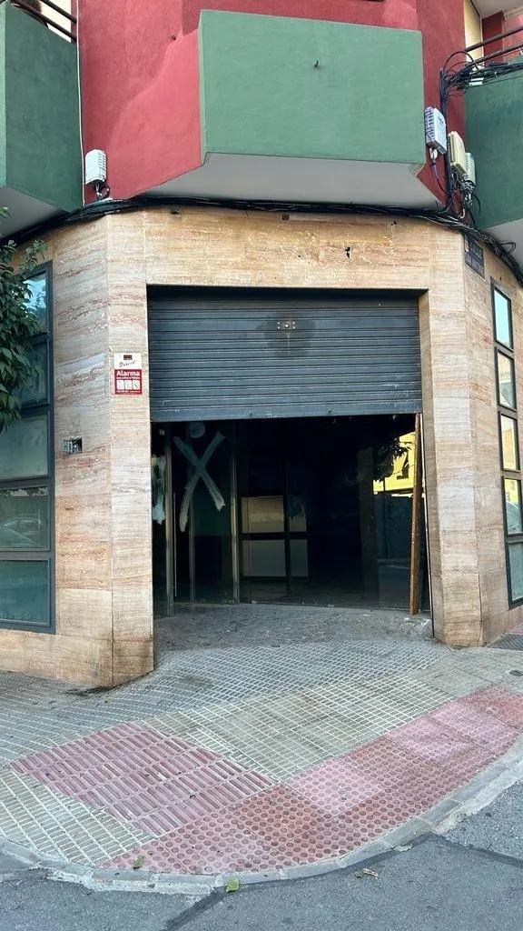LOCAL COMERCIAL EN TORREAGUERA.