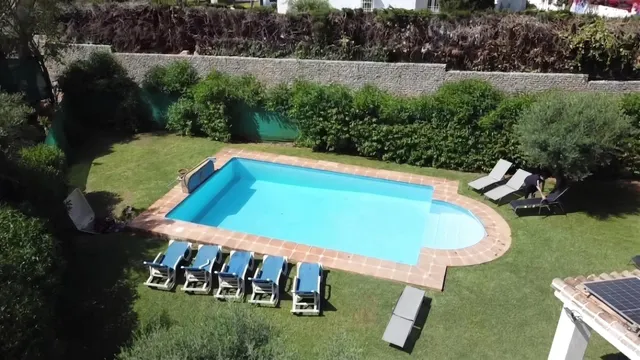 Alquiler larga temporada - Villa Privada con Piscina y Amplio Jardín en Cerrado de Elviria, Marbella — 11