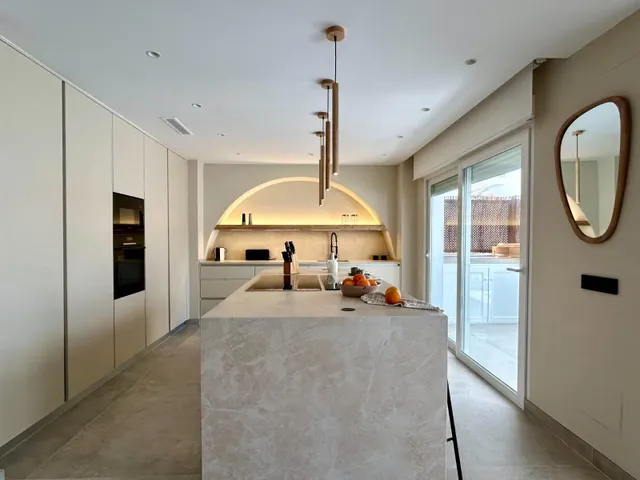Espectacular vivienda reformada con jardín privado en Palm Beach, Marbella — 30