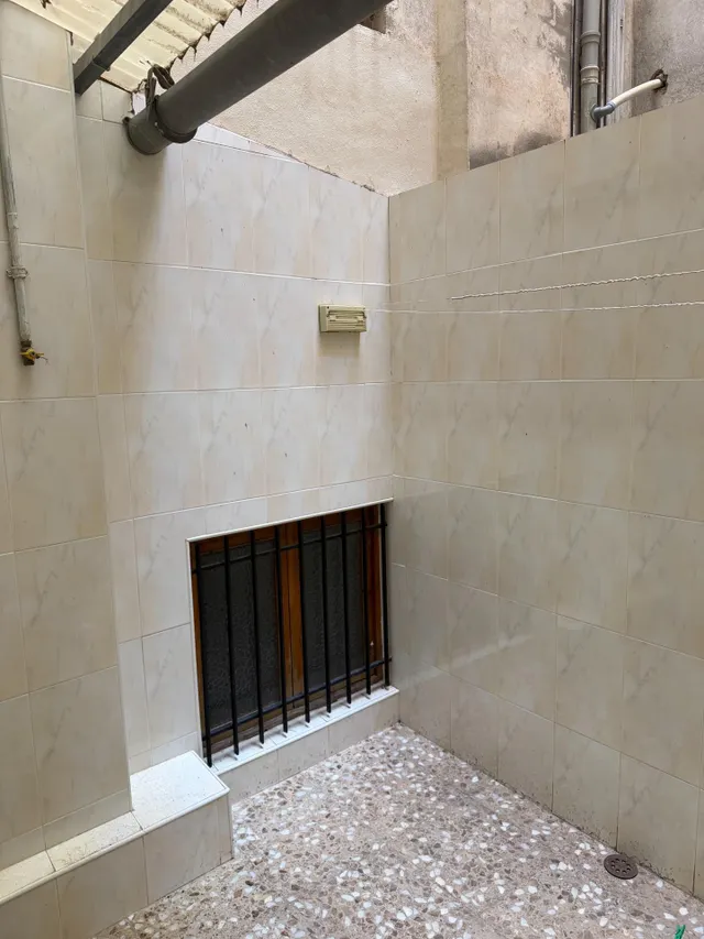 Piso con ascensor, 4 dormitorios, 2 baños, cocina 19 m2 con patio pisable, salon comedor, tres piezas a la calle. — 50
