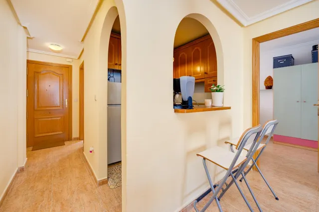 Apartamento de dos dormitorios con piscina comunitaria en el centro de Torrevieja — 16
