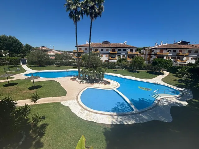 Elegante Dúplex Vacacional con Piscina y Terraza