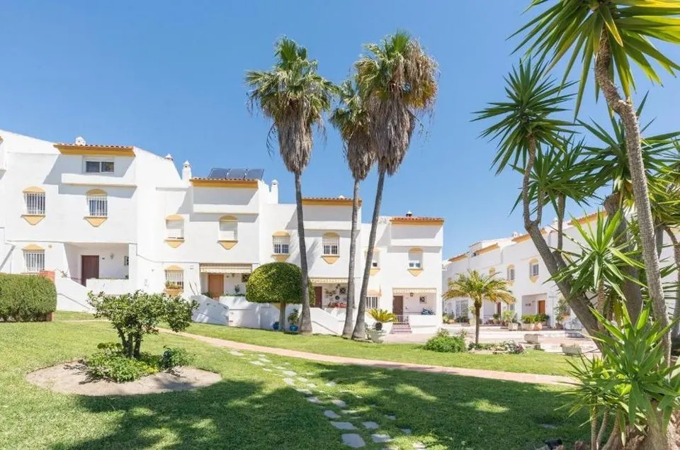 Amplio adosado 4 dorm .ideal familias,cerca colegios y playa.Torrequebrada