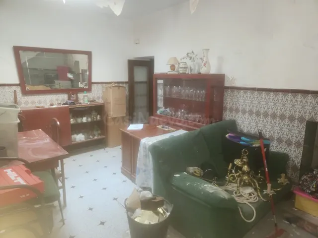 CASA DE DOS PLANTAS EN EL CENTRO PARA REFORMAR. - foto 4