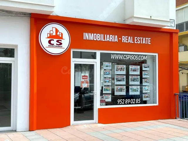 SE VENDEN DOS PLAZAS DE GARAJE EN SÓTANO-EN PLENO NÚCLEO URB - foto 2