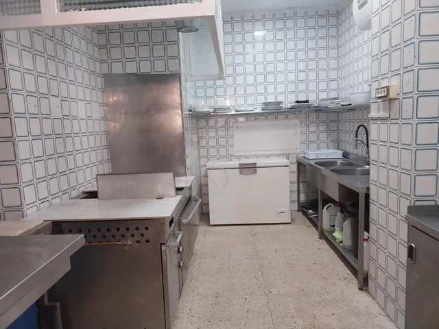SE VENDE  BAJO CON NEGOCIO DE BAR SIN TRASPASO — 8