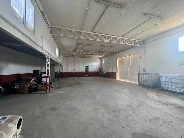 Se alquila nave con oficinas en la pedanía de Casillas, a ci