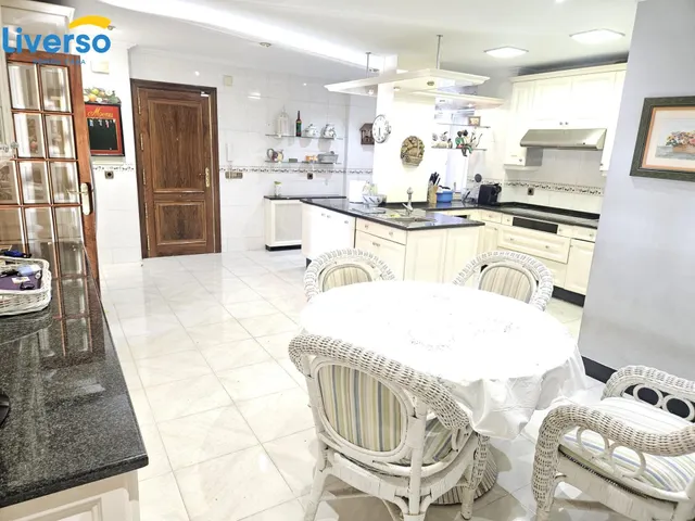 Espectacular pisazo en pleno centro, impresionantes vistas, no dudes en visitarlo!!! — 11